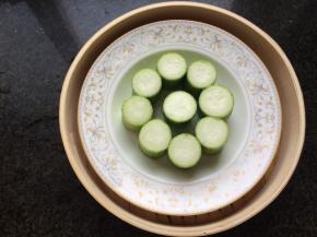 丝瓜去皮，切小段。