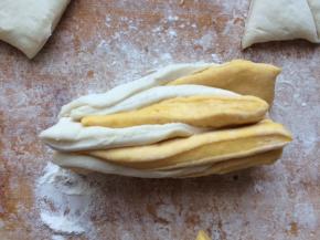 侧面是这样的，捏着左右两端向后翻，就形成一个花卷。