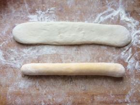 将面搓成长条，按扁。