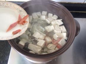 出锅撒火腿片和盐，鸡粉。