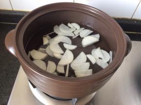 砂锅里加适量水，倒入萝卜片，开始煮。