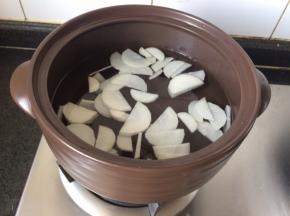 砂锅里加适量水，倒入萝卜片，开始煮。