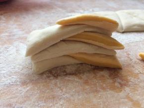 白黄交错，叠三四层。