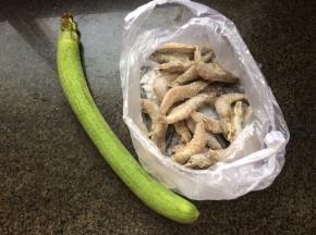 准备丝瓜和虾。