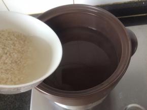 砂锅里加水，烧开后下入粳米，大火煮开转小火慢煮。