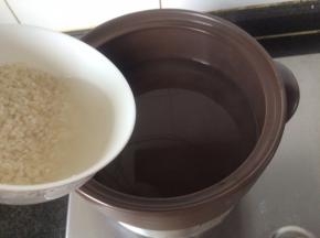 砂锅里加水，烧开后下入粳米，大火煮开转小火慢煮。