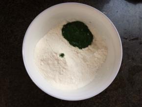 糯米粉和澄粉加少许菠菜泥。