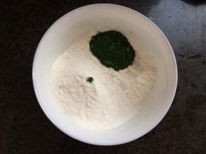 糯米粉和澄粉加少许菠菜泥。