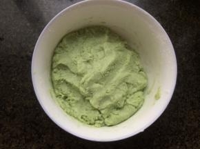 烧沸水烫面，稍凉后和成面团。