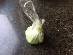 放上豆沙馅，包起来，用力一拧。