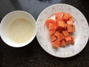 粳米淘洗干净，木瓜去皮切块。