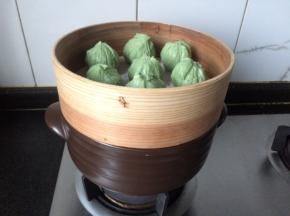 放上蒸笼，蒸十分钟左右。