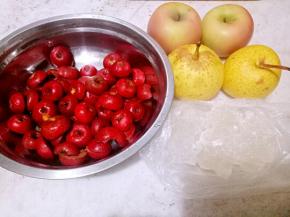 准备材料: 山楂去籽，苹果和梨去皮切块。