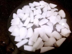 先把梨块放入锅中，倒入清水煮开。