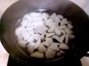 煮开后放入冰糖