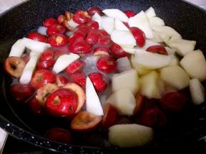 冰糖化开后，放入苹果块和山楂。扣盖煮开。