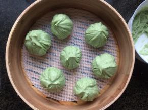 依次做好所有，放蒸笼上，防粘可垫胡萝卜片。