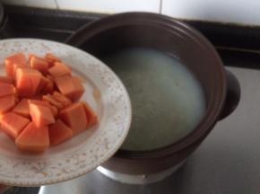 这时粳米煮的差不多了，倒入木瓜。