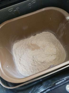 所有材料放入面包机，上面挖坑放入酵母，启动和面程序30分钟