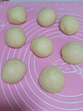 和面程序结束后，松弛一会，然后分成八等份。