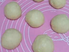 和面程序结束后，松弛一会，然后分成八等份。