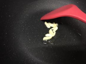 中火，热锅冷油，放入蒜头爆香