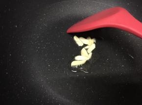 中火，热锅冷油，放入蒜头爆香