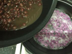 冰糖煮化后放入红豆，连汤水一起全倒进去，煮开就行了