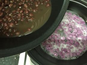 冰糖煮化后放入红豆，连汤水一起全倒进去，煮开就行了