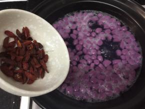 冰糖化后放入枸杞子