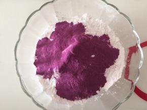 同一大碗，放入糯米粉和紫色粉