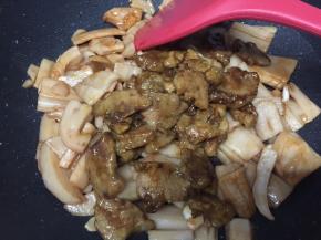 放入肉片再翻炒2分鐘即可