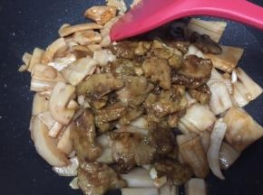 放入肉片再翻炒2分鐘即可