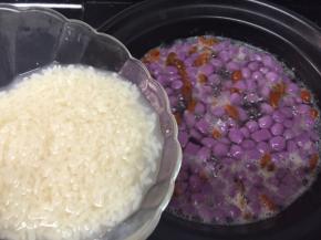 煮两分钟后放入老米酒，煮一分钟即可