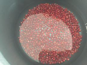 红豆洗干净，放入红豆3倍量的水进电饭锅里熬煮红豆