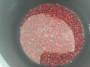 红豆洗干净，放入红豆3倍量的水进电饭锅里熬煮红豆