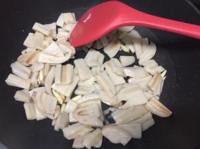 放入莲藕翻，放一点点的水，焖煮5分钟