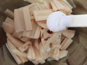 莲藕切块洗干净，放入2小勺盐腌制3分钟，过水洗干净，沥干