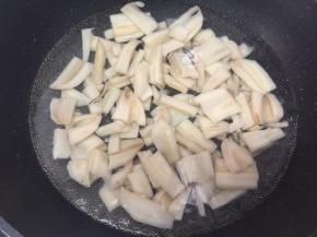 烧开水，放入莲藕焯水2分钟