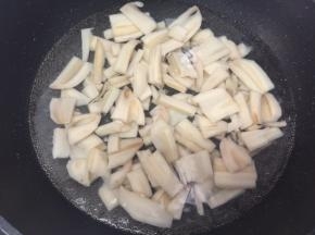 烧开水，放入莲藕焯水2分钟