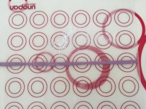 取一小块面团，搓成细长条