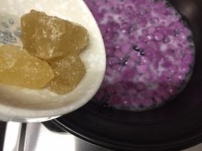 锅里倒入一碗水，烧开，放入紫薯丸子，煮至丸子都飘起来，放入冰糖