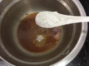 酱汁留下，放入盐、玉米淀粉、鸡粉和水，搅拌均匀备用