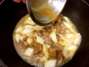 倒入酱汁，再焖煮5分钟