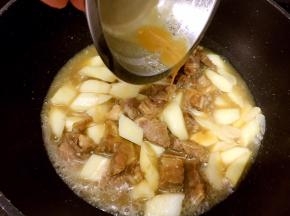 倒入酱汁，再焖煮5分钟