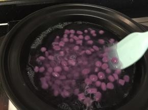 烧开水，把糯米丸子放进去，一开始要不停搅拌
