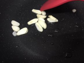 中火热锅冷油，放入蒜头片爆香