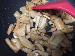 放入酱汁翻炒均匀