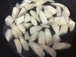 放入铁棍山药稍炒一下，放入适量的水，盖锅盖焖煮15分钟