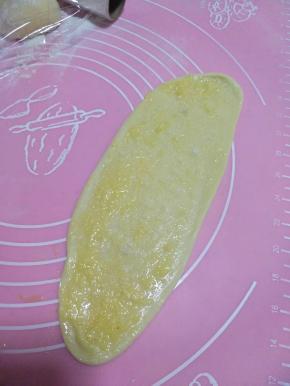 然后压成长条，上面刷加了糖的鸡蛋液，然后上面撒椰蓉！